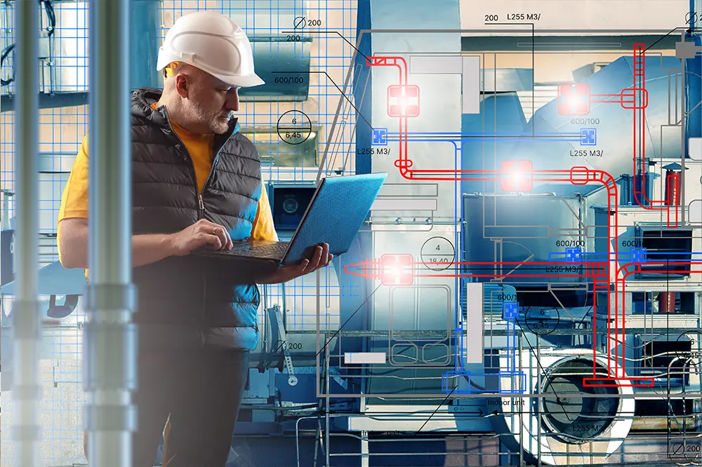 Techniker mit Schutzhelm und Laptop vor einer Industrieanlage mit eingeblendeten Leitungsplänen