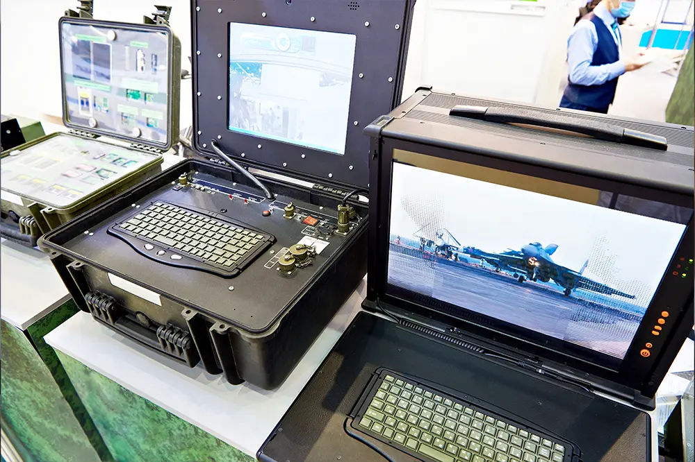 Robuste Computer in Transportkoffern auf einem Messestand