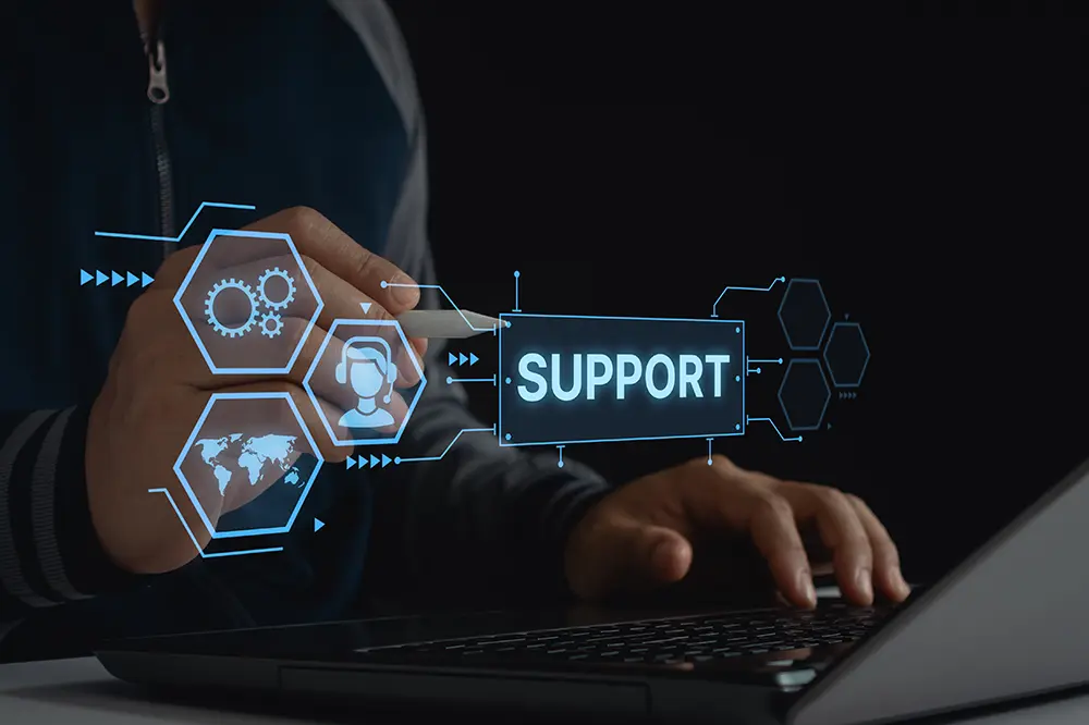 Hände an einem Laptop mit eingeblendeter Support-Grafik