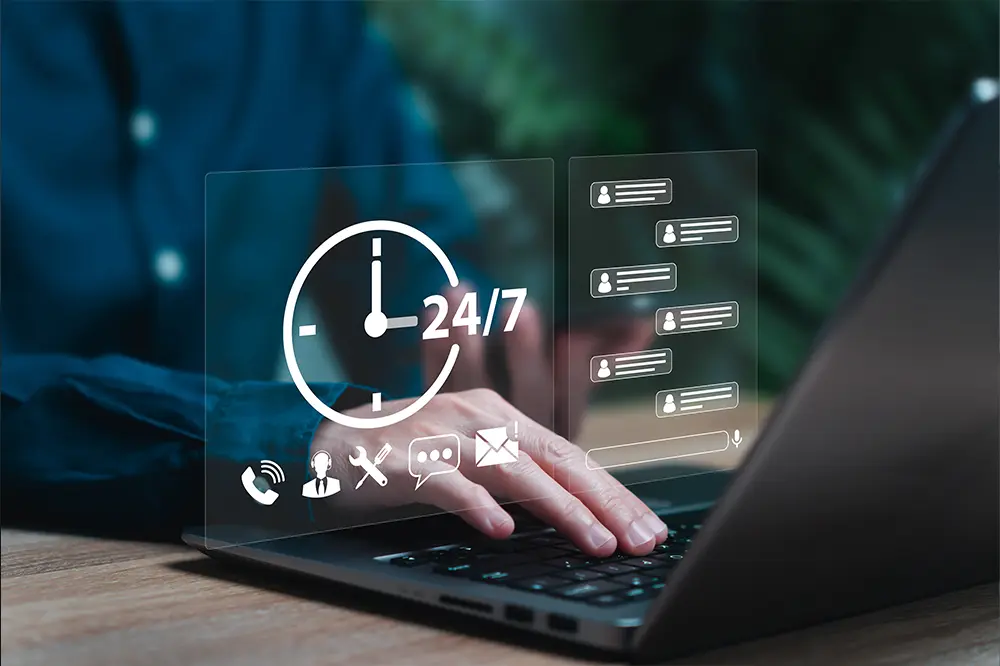 Hände an einem Laptop mit eingeblendetem 24/7-Support-Symbol