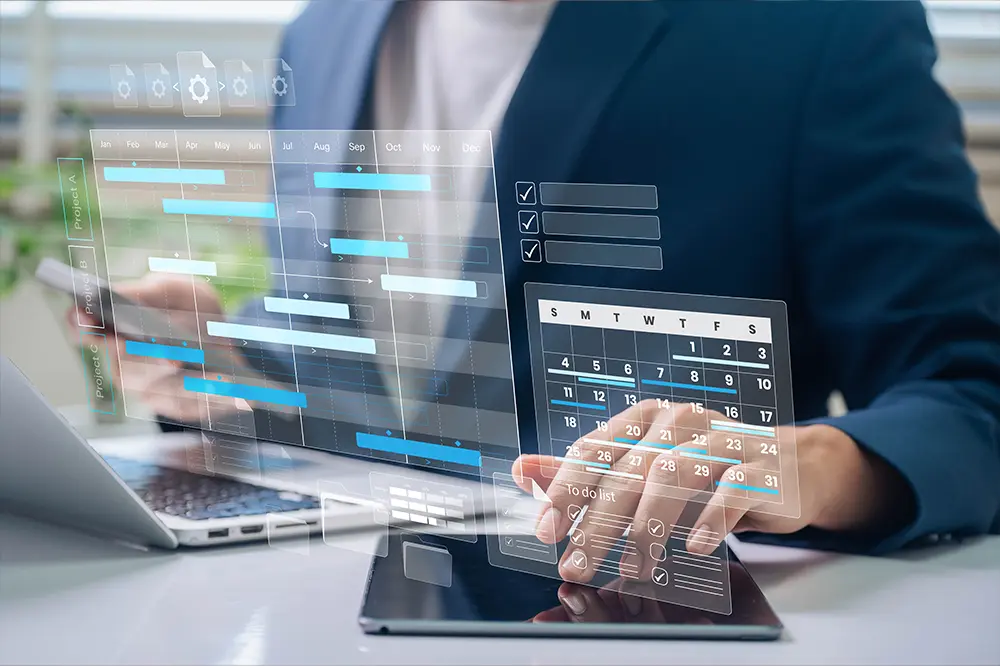 Hände an Laptop und Tablet mit eingeblendeten Datenfenstern